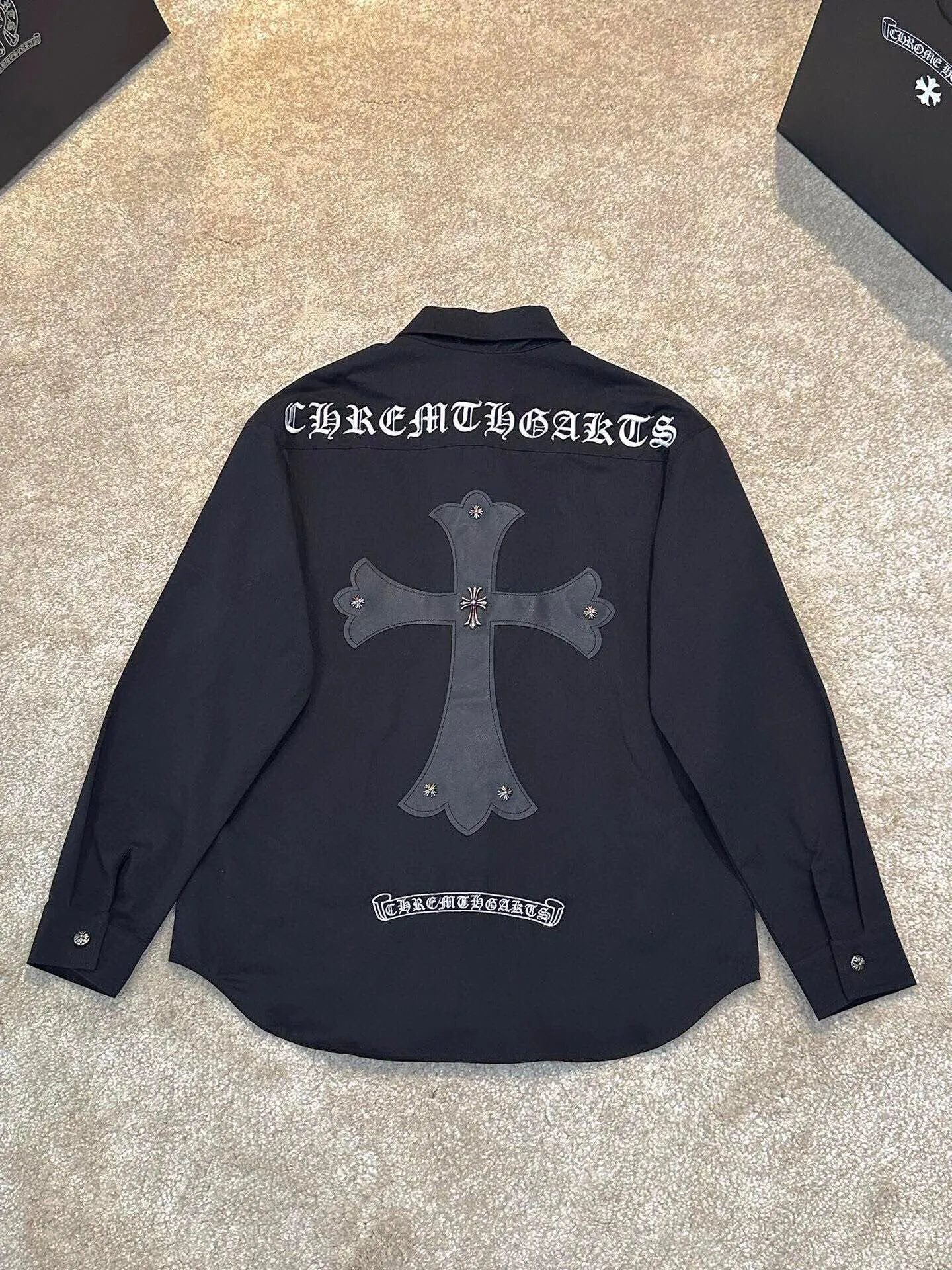 P430 Chrome Hearts leather cross leather embroidery shirt jacket! OS version can be worn by both men and women! The fabric is made of twill gauze cotton fabric! The texture is clear and smooth, not easy to wrinkle or fade! The embroidery process is complex and repetitive, and the requirements for the embroidery machine are very strict. The distance is always 45 centimeters! It won’t work if the spacing is too big, and it won’t work if it’s too small! The hardware is all carved and cast. This piece of clothing consumes a lot of material. More than 3 meters of material is used for one piece of clothing! After the garment is made, it needs to be fixed at high temperature, washed at a water temperature of more than 70 degrees, and softened by adding softener to make the upper body softer and smoother!   Color: black white Size: m-3xl Style number: 5856
